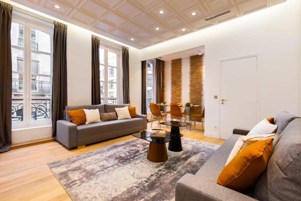 un salon avec un canapé et une table dans l'établissement Sumptuous apartment - 1BR-6P - Bourse, à Paris