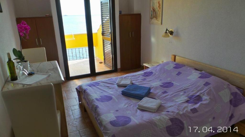 Posteľ alebo postele v izbe v ubytovaní Room in Rovinj with sea view, balcony, air conditioning, W-LAN 81-3
