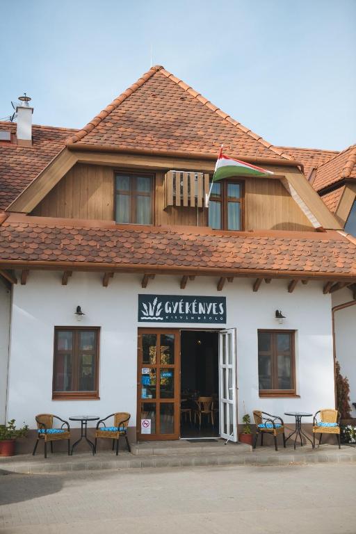 The building in which a panziókat is located