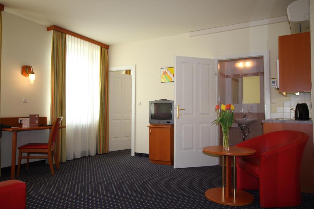 TV a/nebo společenská místnost v ubytování Suite Hotel 900 m zur Oper