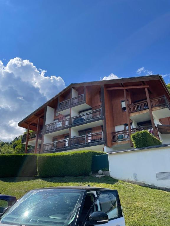 un bâtiment avec une voiture garée devant dans l'établissement Studio montagne Demi Quartier, à Demi-Quartier