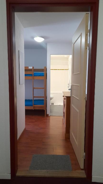 einen Flur eines Zimmers mit einer Küche und einem Schlafzimmer in der Unterkunft Chez Lulilo in Ax-les-Thermes