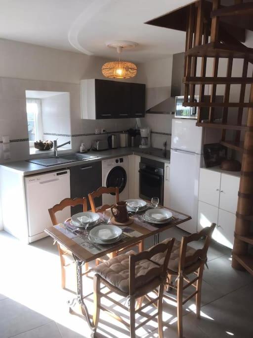 Kuchyňa alebo kuchynka v ubytovaní Maison auvergnate traditionnelle récemment rénovée