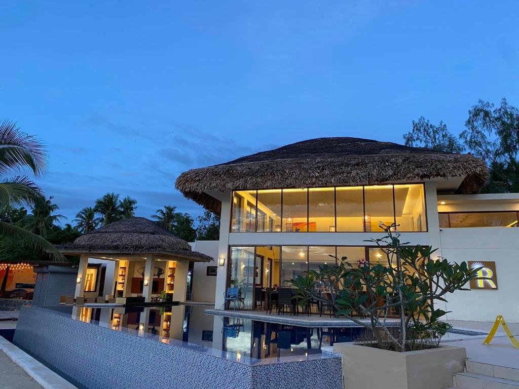 una grande casa con tetto di paglia di Beatriz Rafaela Resort 