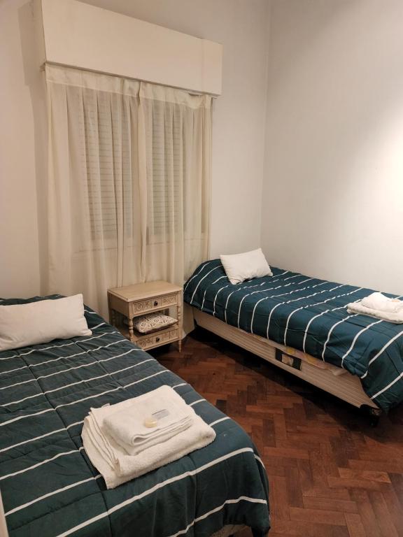 um quarto com duas camas com toalhas em Hermoso Dpto. en el Corazón de Salta Capital em Salta