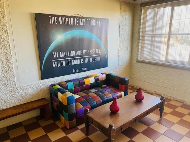 salon z kanapą i stołem w obiekcie Kappsfarm Guesthouse w mieście Voigtland