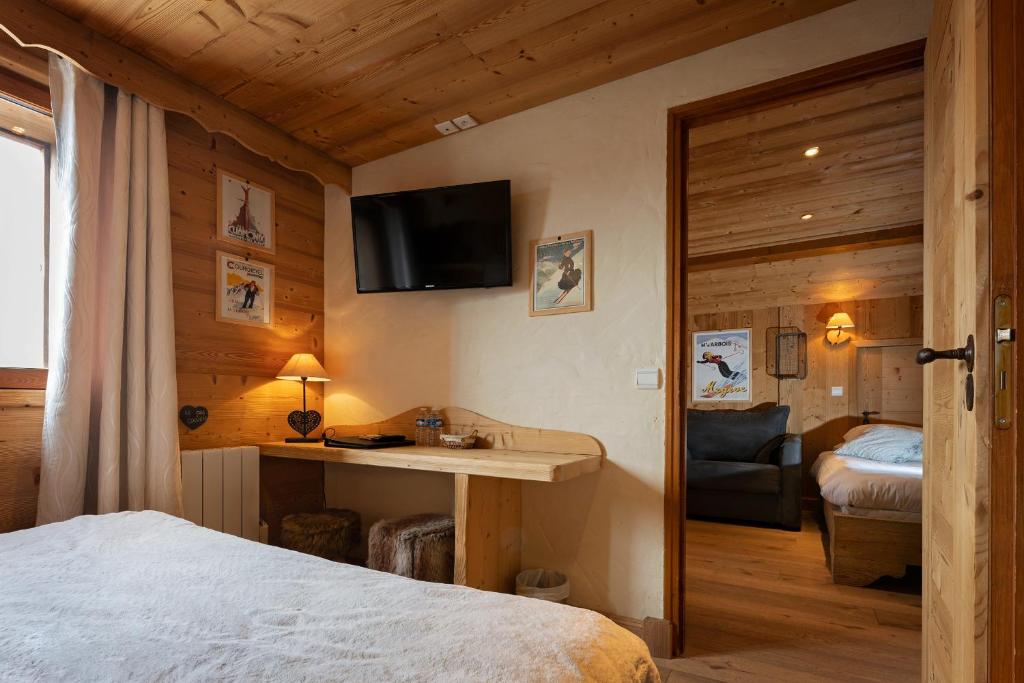Postel nebo postele na pokoji v ubytování Chalet Hôtel du Mont-Charvin & Spa