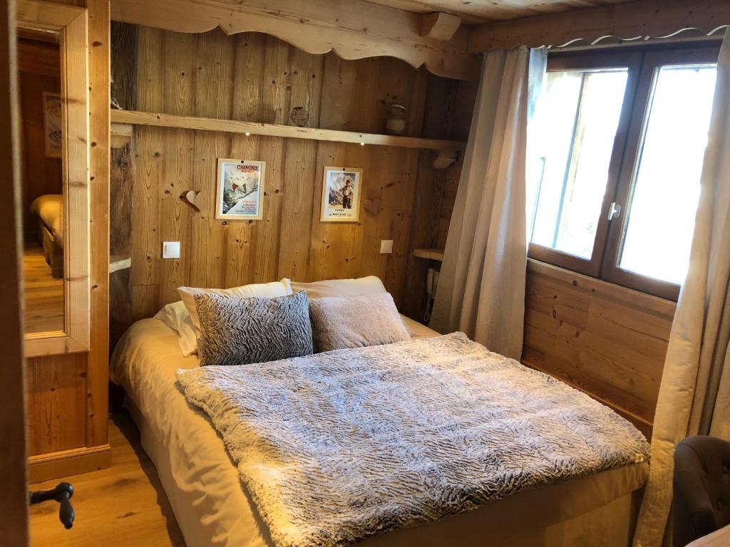 Postel nebo postele na pokoji v ubytování Chalet Hôtel du Mont-Charvin & Spa