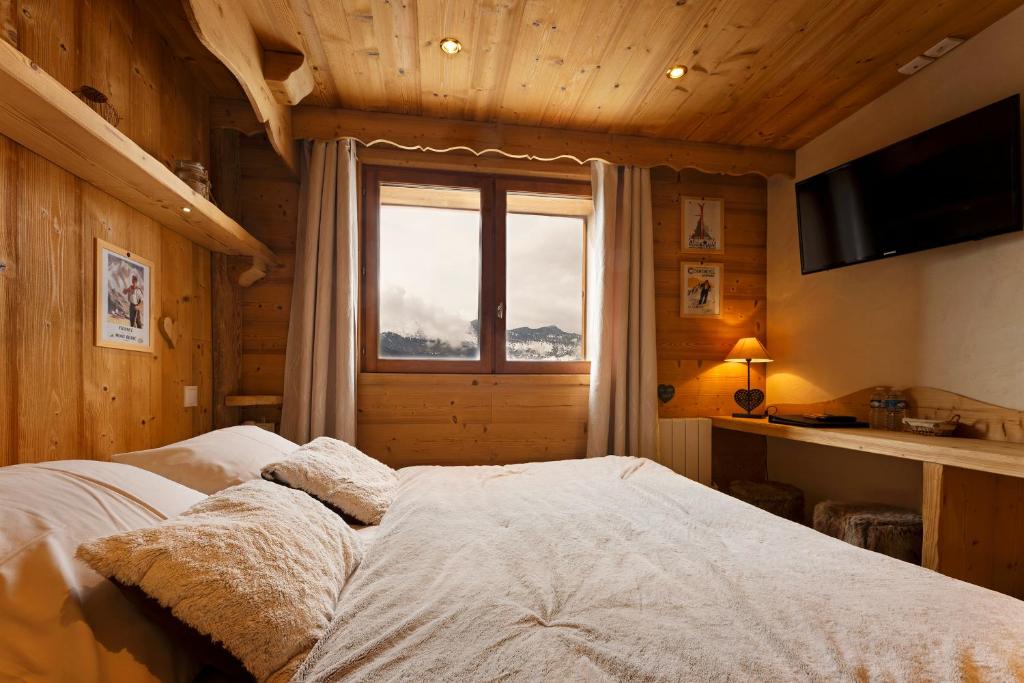 Postel nebo postele na pokoji v ubytování Chalet Hôtel du Mont-Charvin & Spa