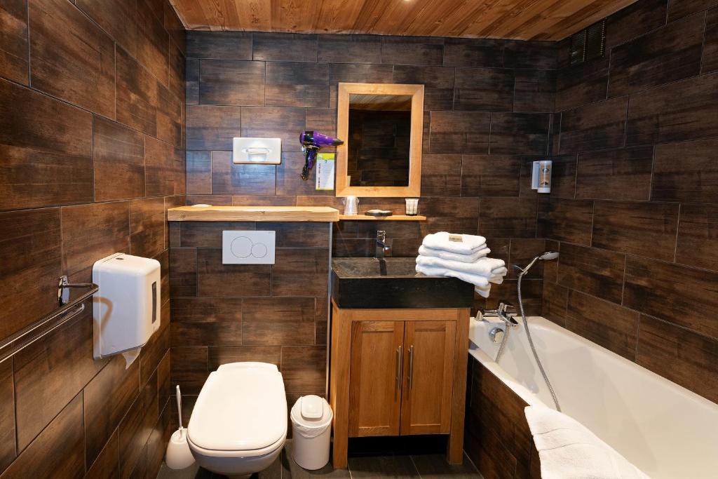 Koupelna v ubytování Chalet Hôtel du Mont-Charvin & Spa