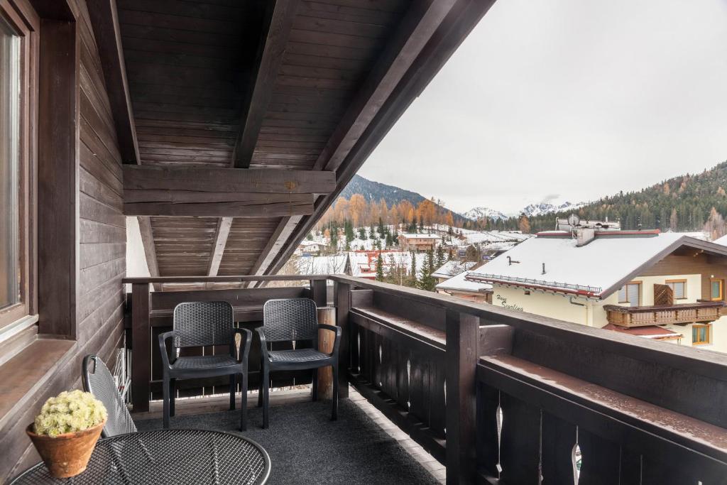 d'un balcon avec des chaises et une table offrant une vue. dans l'établissement Haus Excelsior Top 37b, à Seefeld in Tirol