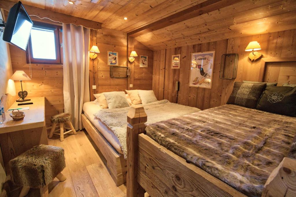 Postel nebo postele na pokoji v ubytování Chalet Hôtel du Mont-Charvin & Spa