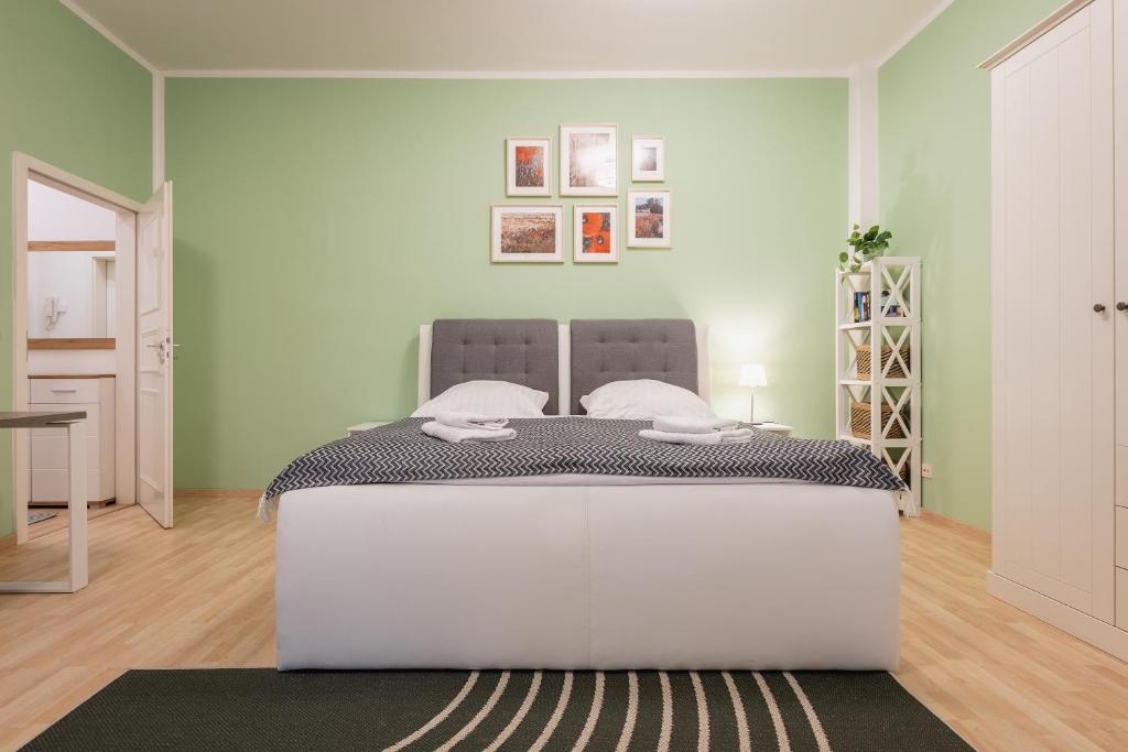 1 dormitorio con 1 cama grande en una habitación en GREENs - ruhige schöne 1RWhg gut gelegen mit Balkon en Dresden