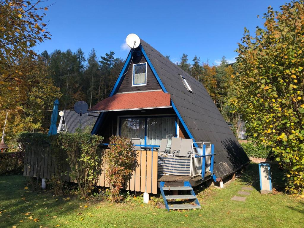Gossersweiler-SteinにあるFerienhaus-Rosensteig-128-im-Feriendorf-Eichwaldの黒屋根の小屋