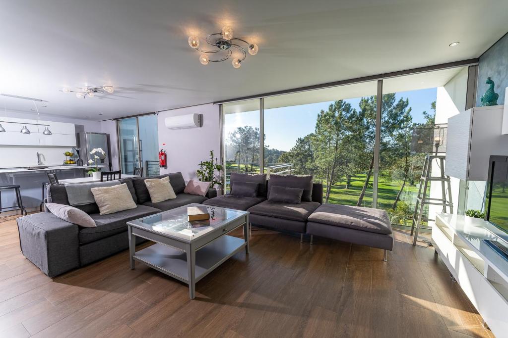 sala de estar con sofá y mesa en Golf Course - Luxurious Flat T3 - Ponte de Lima, en Ponte de Lima