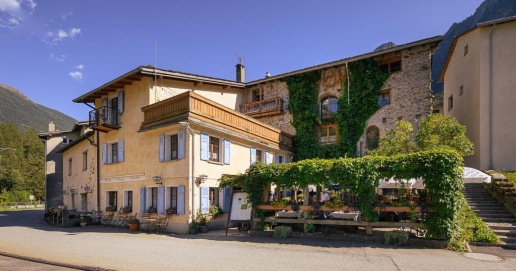 un gran edificio con hiedra a un lado en Albergo Ristorante Miralago, en Miralago