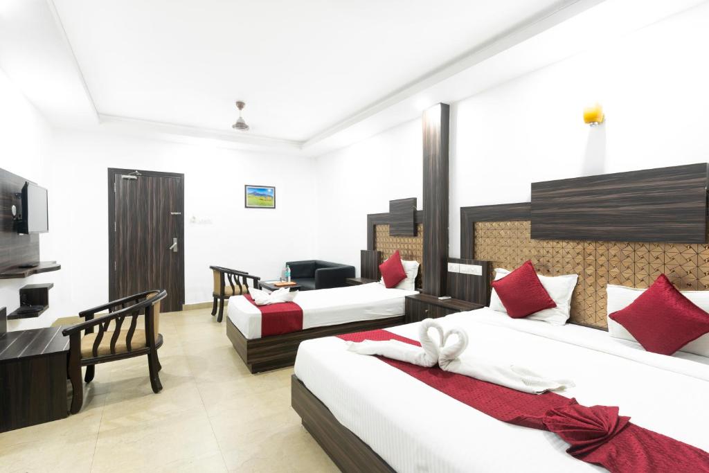 Postel nebo postele na pokoji v ubytování Hotel Kochi Crown