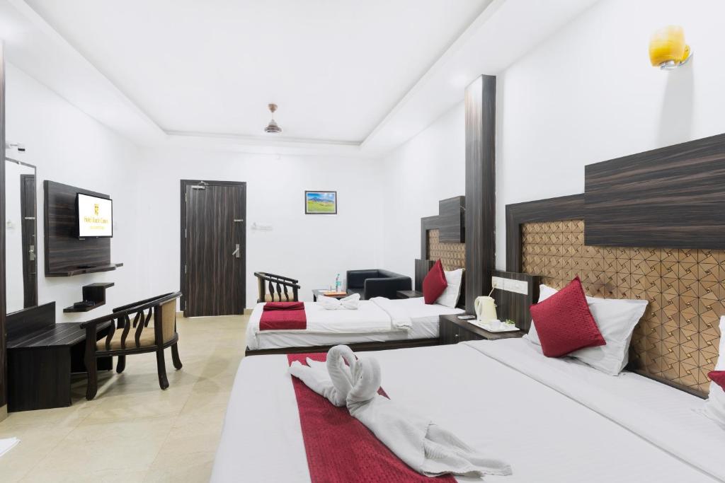 Postel nebo postele na pokoji v ubytování Hotel Kochi Crown
