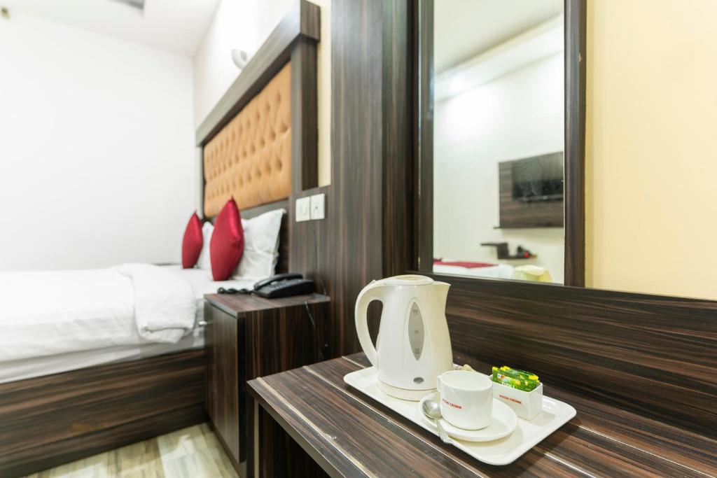 Postel nebo postele na pokoji v ubytování Hotel Kochi Crown