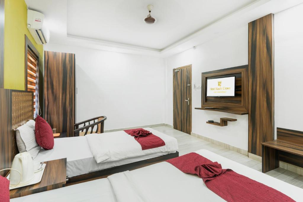Postel nebo postele na pokoji v ubytování Hotel Kochi Crown