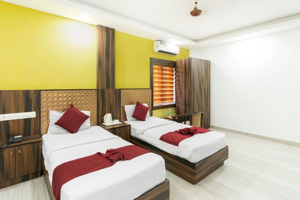 Postel nebo postele na pokoji v ubytování Hotel Kochi Crown