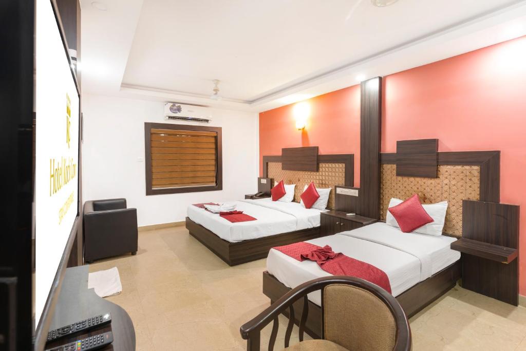 Postel nebo postele na pokoji v ubytování Hotel Kochi Crown