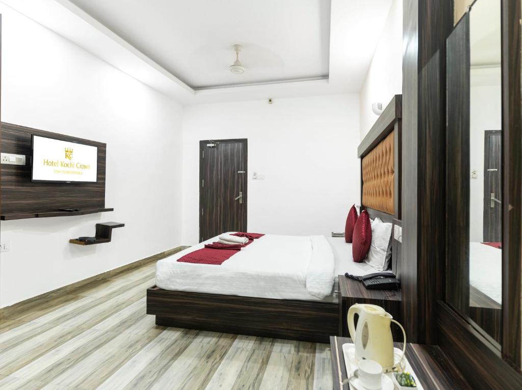 Postel nebo postele na pokoji v ubytování Hotel Kochi Crown