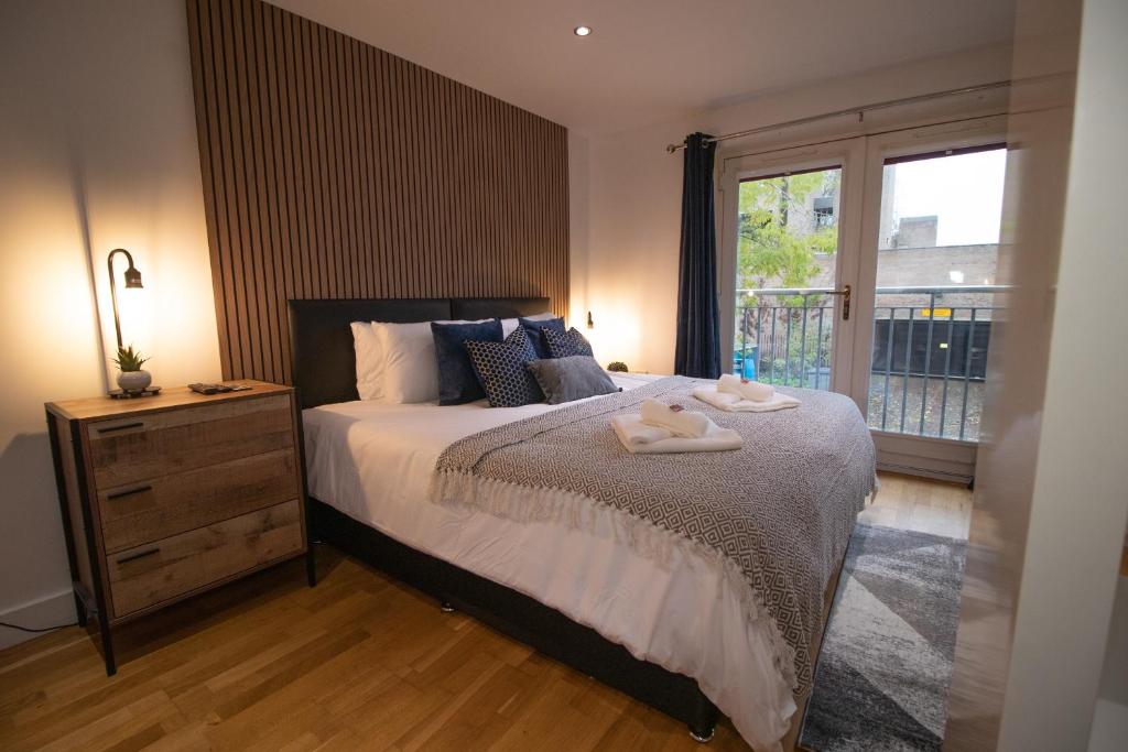 een slaapkamer met een bed met twee handdoeken erop bij Union Suite in Cambridge