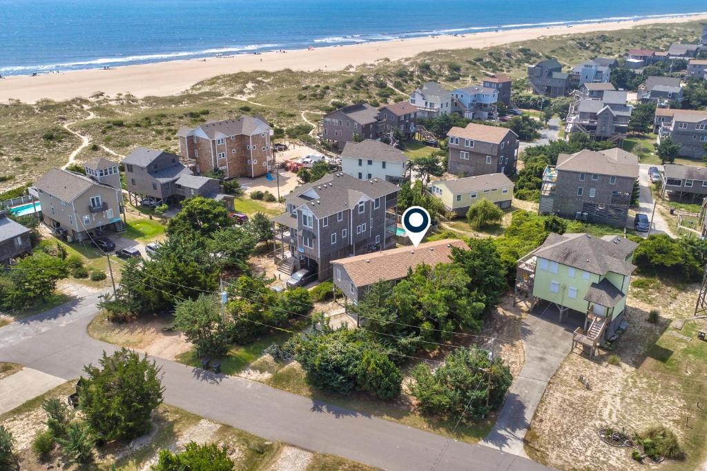 una vista aerea di una casa e della spiaggia di Diamond Shoals 67 a Avon
