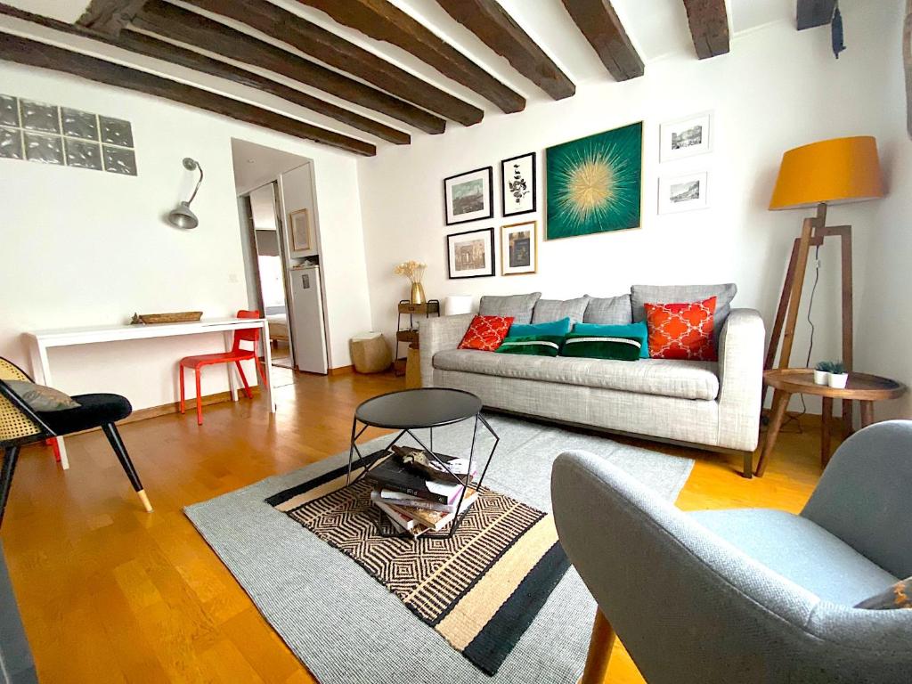 un salon avec un canapé et une table dans l'établissement L'appartement Vaugirard, à Paris