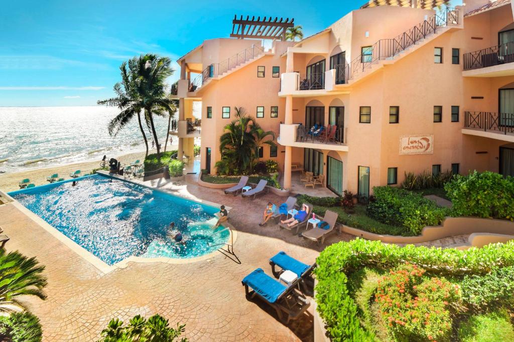 Oceanfront Condo Luna Encantada with Pool and Great Rates Luna A2