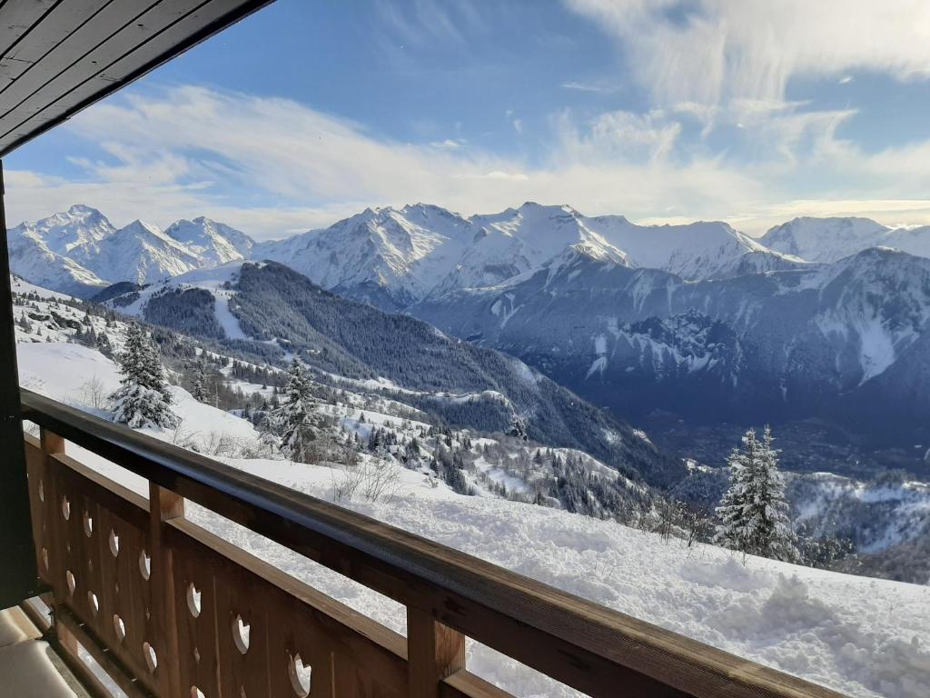 Vous bénéficierez d'une vue sur les montagnes enneigées depuis le balcon. dans l'établissement Appartement cosy à L'Alpe d'Huez 27 m² avec vue montagne, à L'Alpe-d'Huez