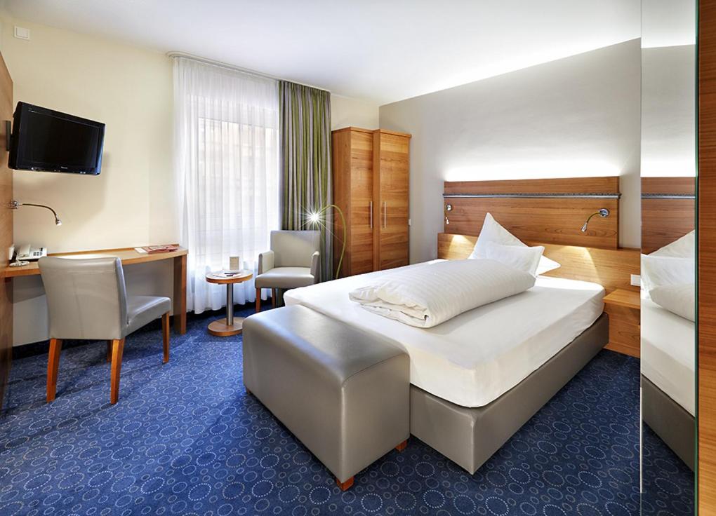 Postel nebo postele na pokoji v ubytování Hotel Zum Goldenen Ochsen am Schlossgarten