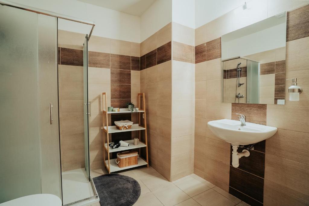 Een badkamer bij Apartmány J&J