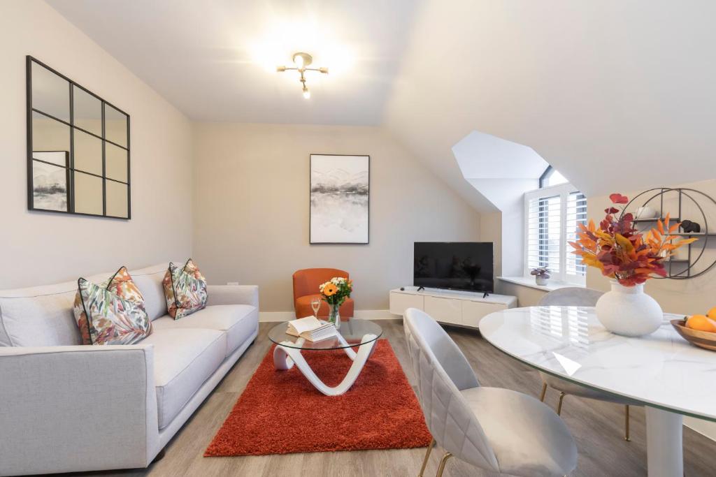 uma sala de estar com um sofá branco e uma mesa em Elliot Oliver - Stylish Loft Style Two Bedroom Apartment With Parking em Gloucester