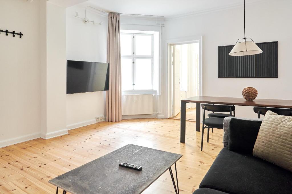 - un salon avec une table et un canapé dans l'établissement Spacious 3B w Double Beds Copenhagen City Centre, à Copenhague