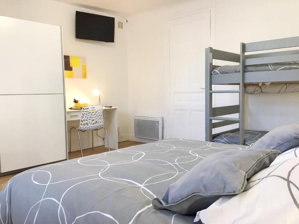 Posteľ alebo postele v izbe v ubytovaní Appartements Sun, parking, centre ville , proche Sanctuaires
