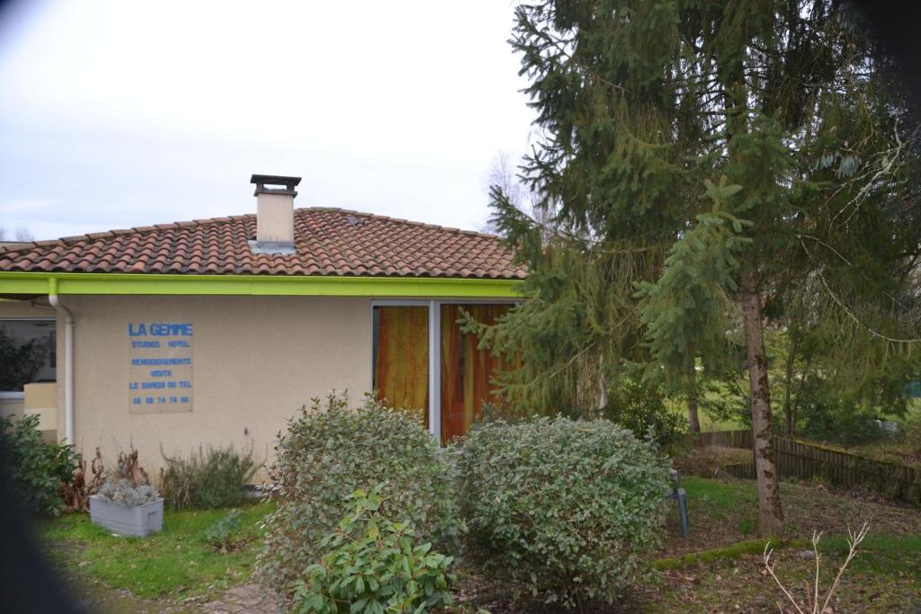 une maison avec un panneau sur son côté dans l'établissement Studios La Gemme, à Dax