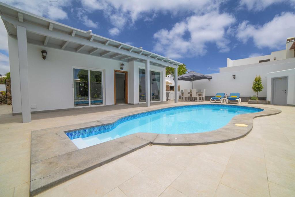Bazén v ubytování Villa Amanda - 3 Bedroom villa - Jacuzzi and heated pool - Pool table - Perfect for families nebo v jeho okolí