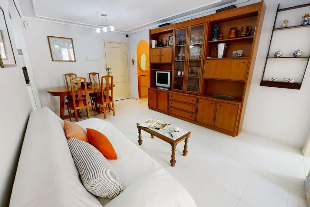 Kuchyňa alebo kuchynka v ubytovaní Cozy 2 bed apartment Playa De Los Locos