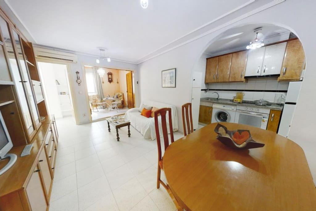 Kuchyňa alebo kuchynka v ubytovaní Cozy 2 bed apartment Playa De Los Locos