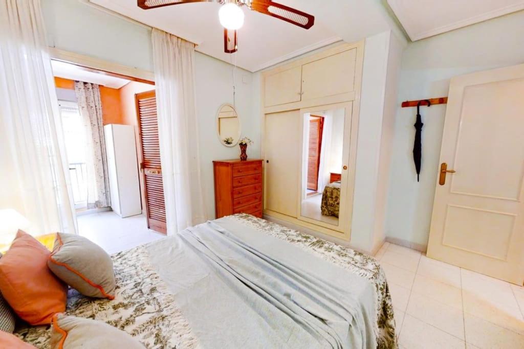 Posteľ alebo postele v izbe v ubytovaní Cozy 2 bed apartment Playa De Los Locos