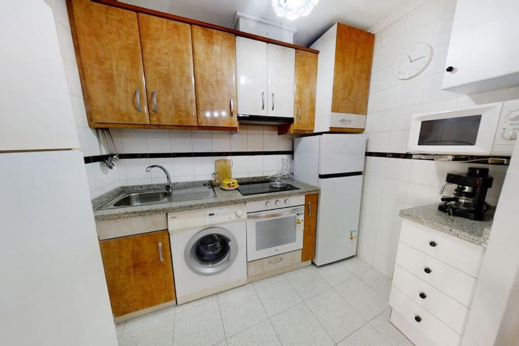 Kuchyňa alebo kuchynka v ubytovaní Cozy 2 bed apartment Playa De Los Locos