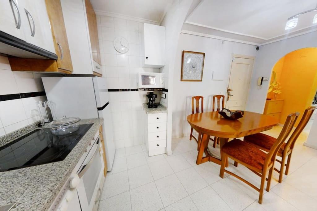 Kuchyňa alebo kuchynka v ubytovaní Cozy 2 bed apartment Playa De Los Locos