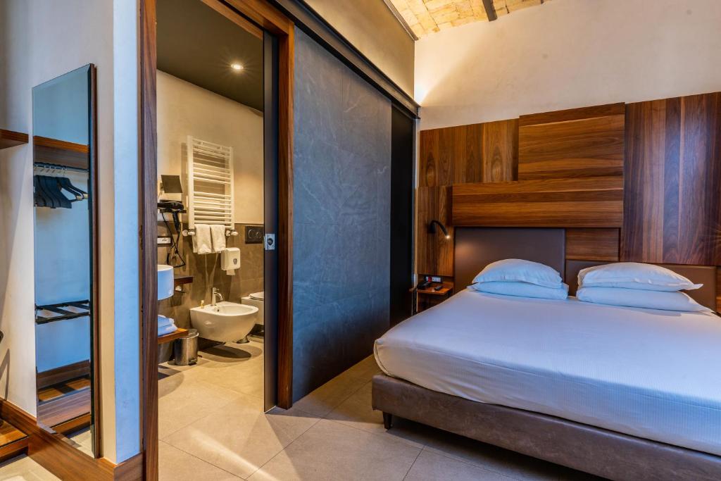 Llit o llits en una habitació de Gasometer Urban Suites