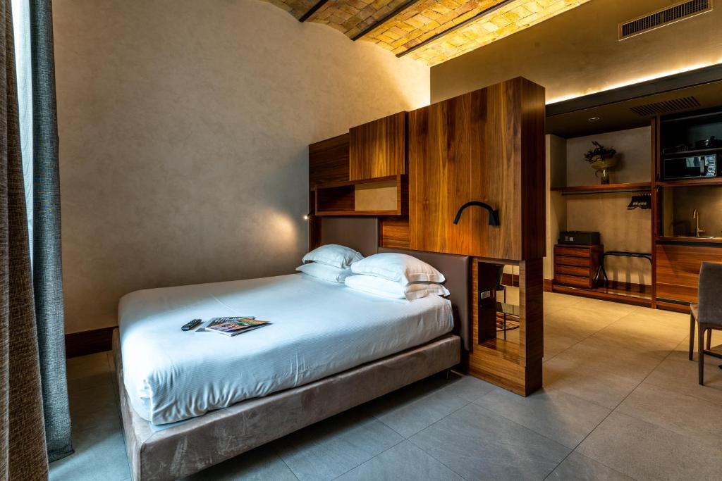 een slaapkamer met een bed en een bureau in een kamer bij Gasometer Urban Suites in Rome