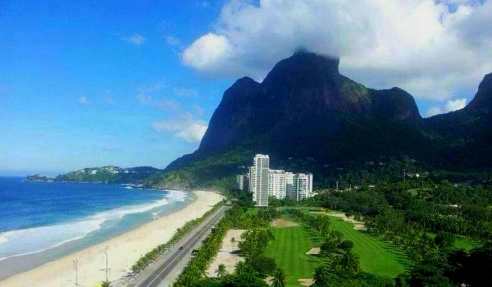 uma vista para uma praia com uma montanha ao fundo em PARA TI GUESTHOUSE no Rio de Janeiro