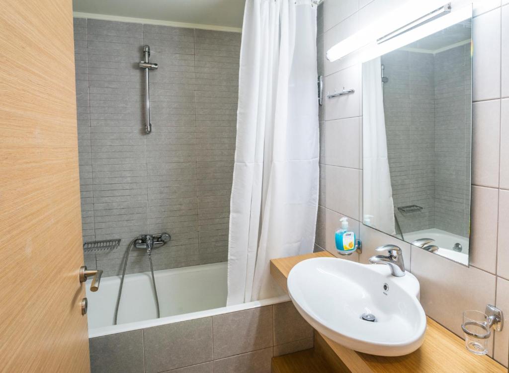 Athina Beach Hotel - 9