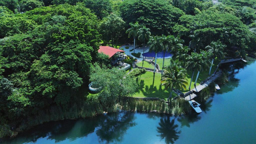 een luchtzicht op een huis op een eiland in een rivier bij Santa María Resort in Santa María del Oro