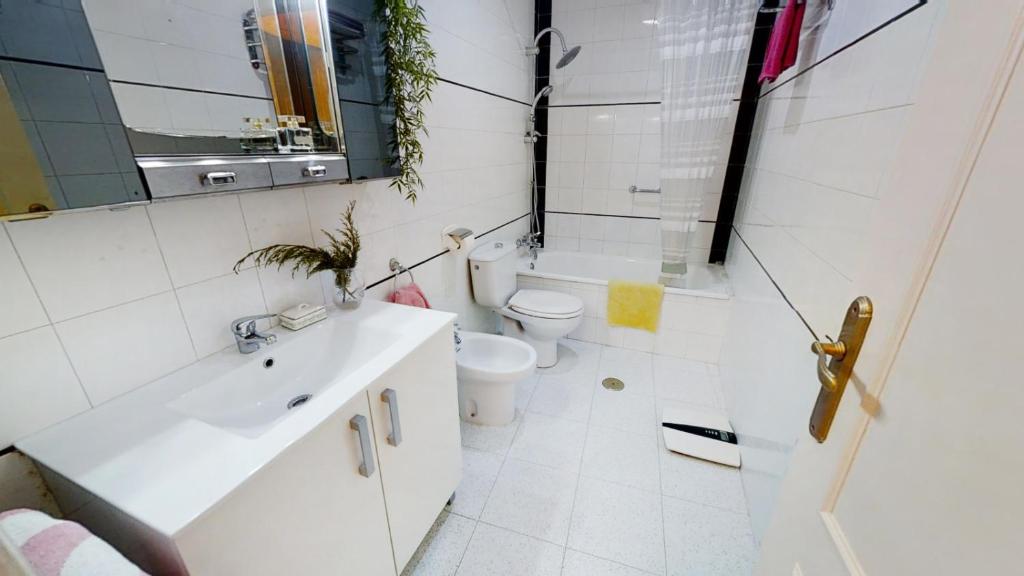 Kúpeľňa v ubytovaní Cozy 2 bed apartment Playa De Los Locos
